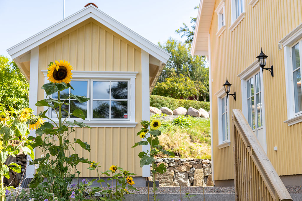 Redskapsbod och vedbod.