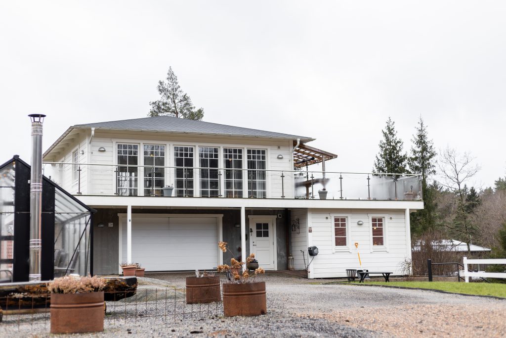 New England-hus i suterräng med garage