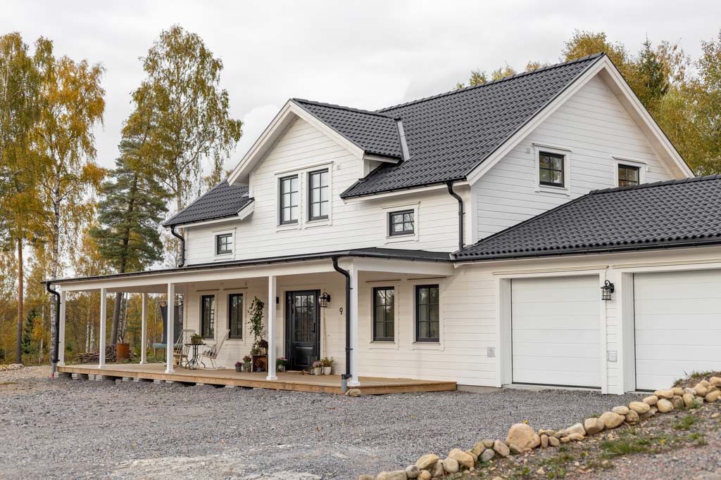 New England-hus med garageuppfart