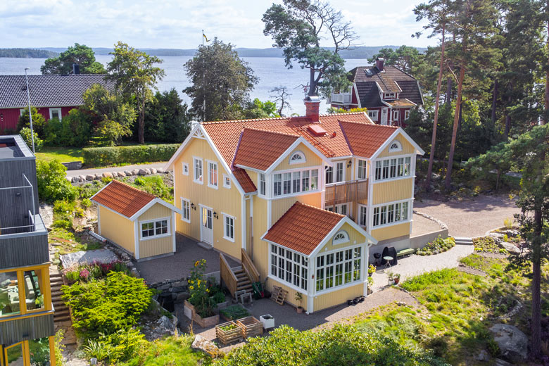 Gult hus i sekelskiftesstil.